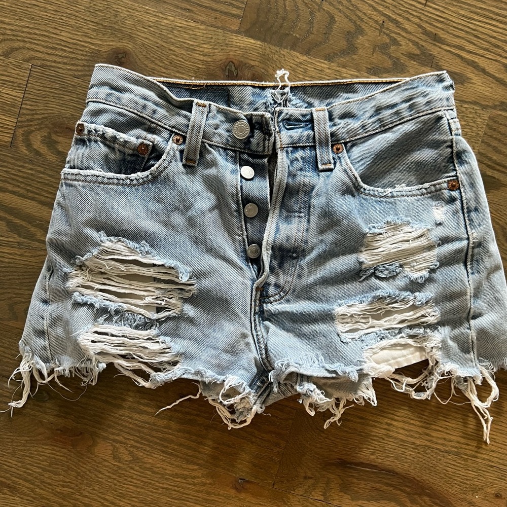 Levi’s ripped high waisted shorts daisy dukes